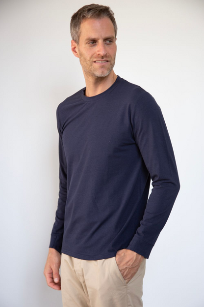 T-shirt anti-UV bleu marine UPF 50+ pour homme, léger et confortable pour les activités en extérieur.