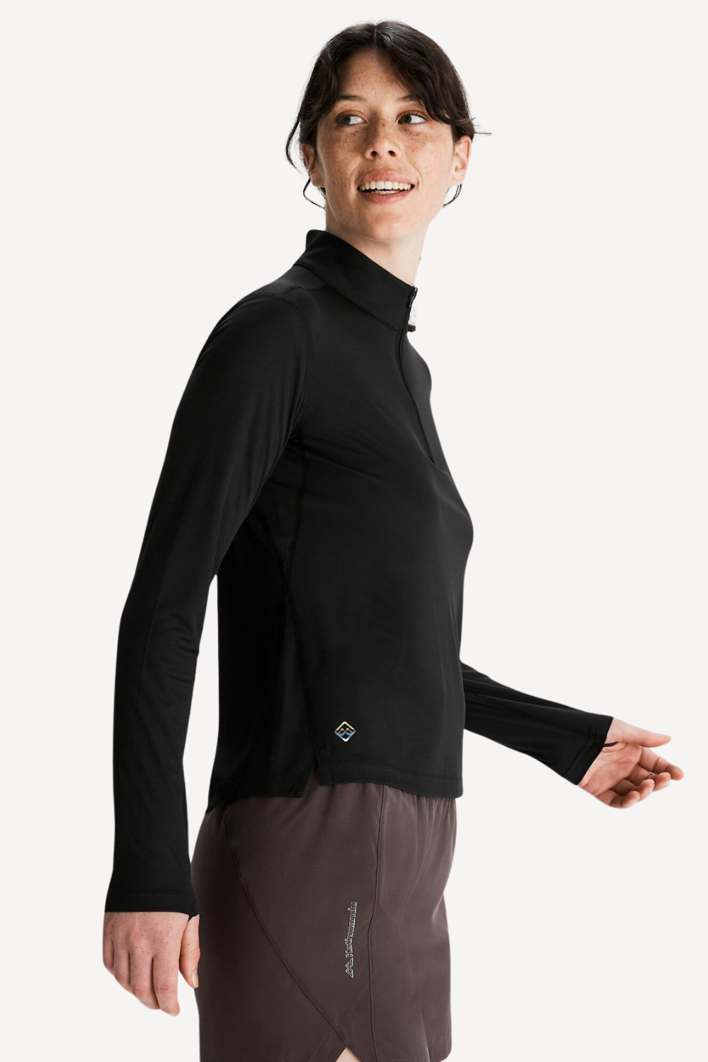 T-shirt anti-UV noir à manches longues pour femme, léger et confortable, idéal pour la protection solaire.