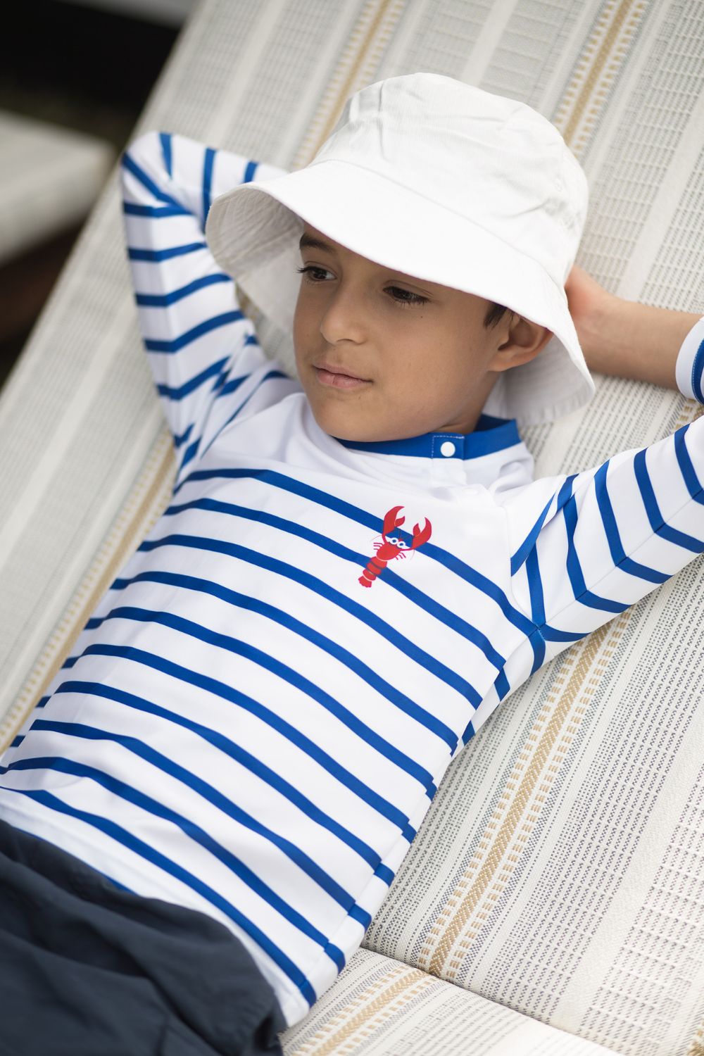 T-shirt de bain anti-UV à rayures bleues pour garçon, léger et respirant, offrant une protection solaire UPF 50+.