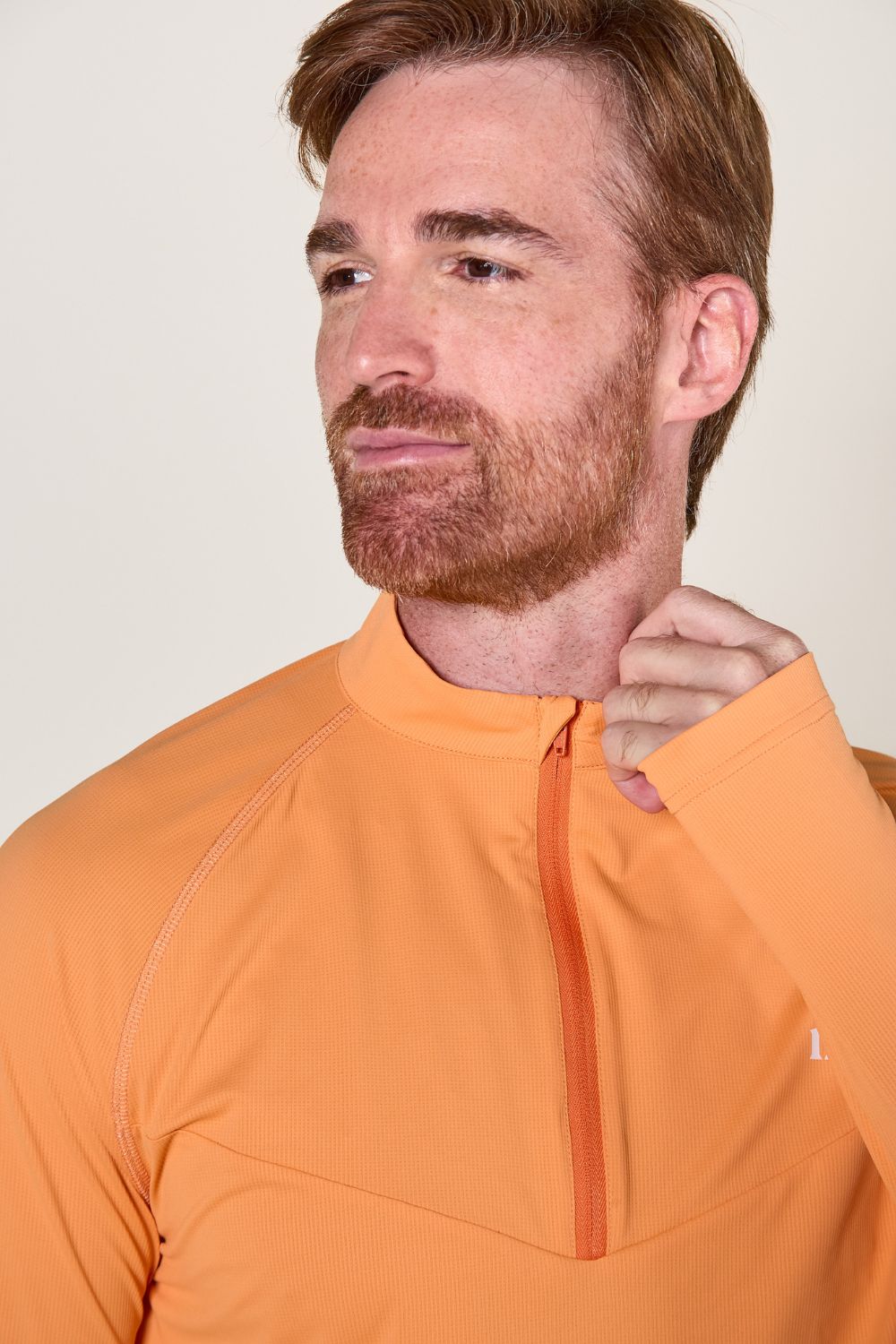 T-shirt zippé anti-UV orange pour homme, léger et respirant, offrant une protection solaire UPF50+.