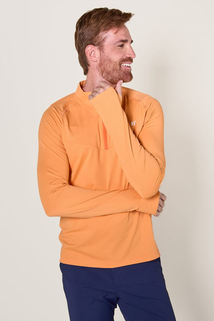 T-shirt zippé anti-UV orange pour homme, léger et élégant, offrant une protection solaire UPF 50+ pour activités en plein air.