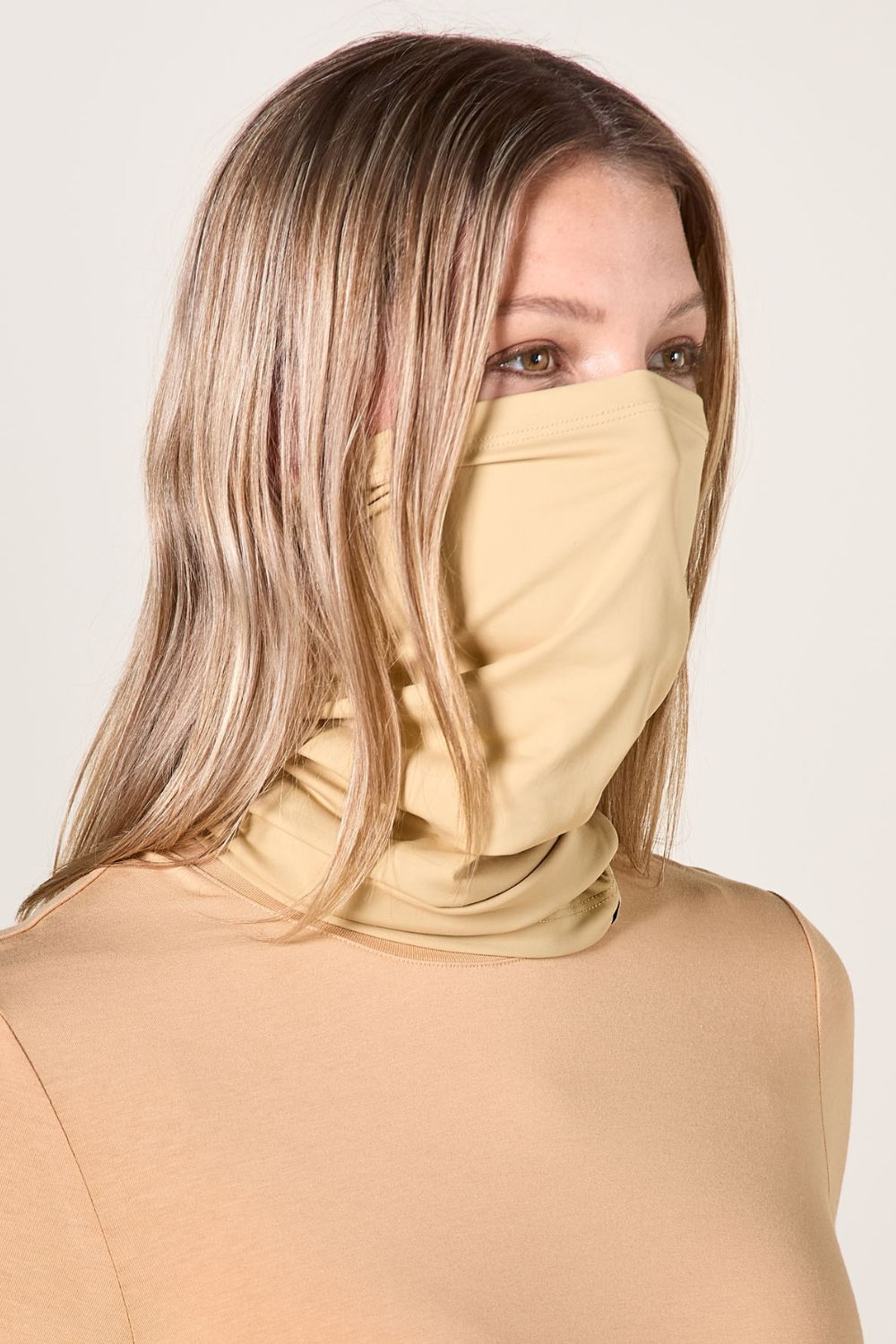 Tour de cou anti-UV beige pour femme, léger et respirant, idéal pour la protection solaire en extérieur.