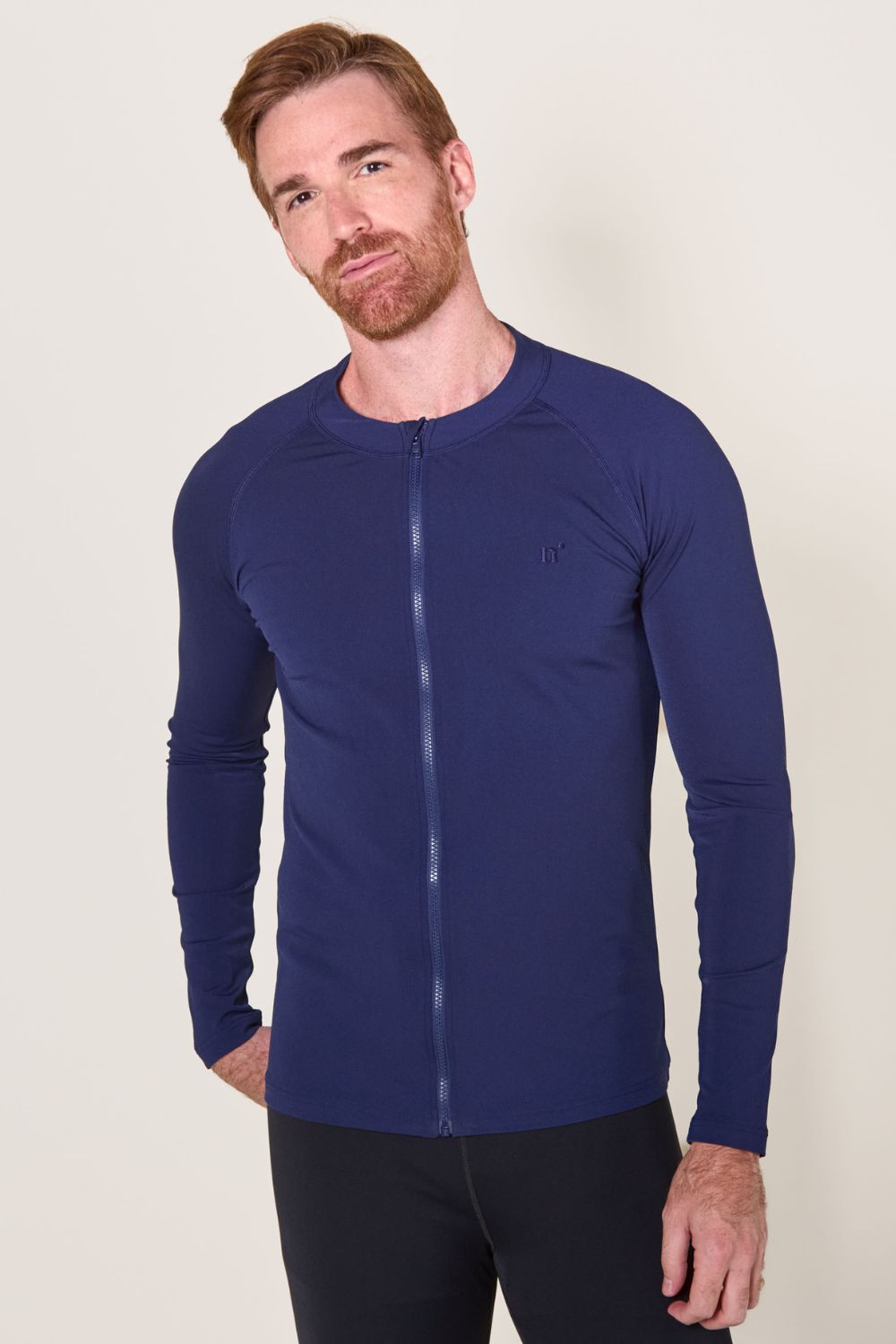 Veste de bain anti-UV homme en bleu marine, manches longues, certifiée UPF50+ pour protection solaire.