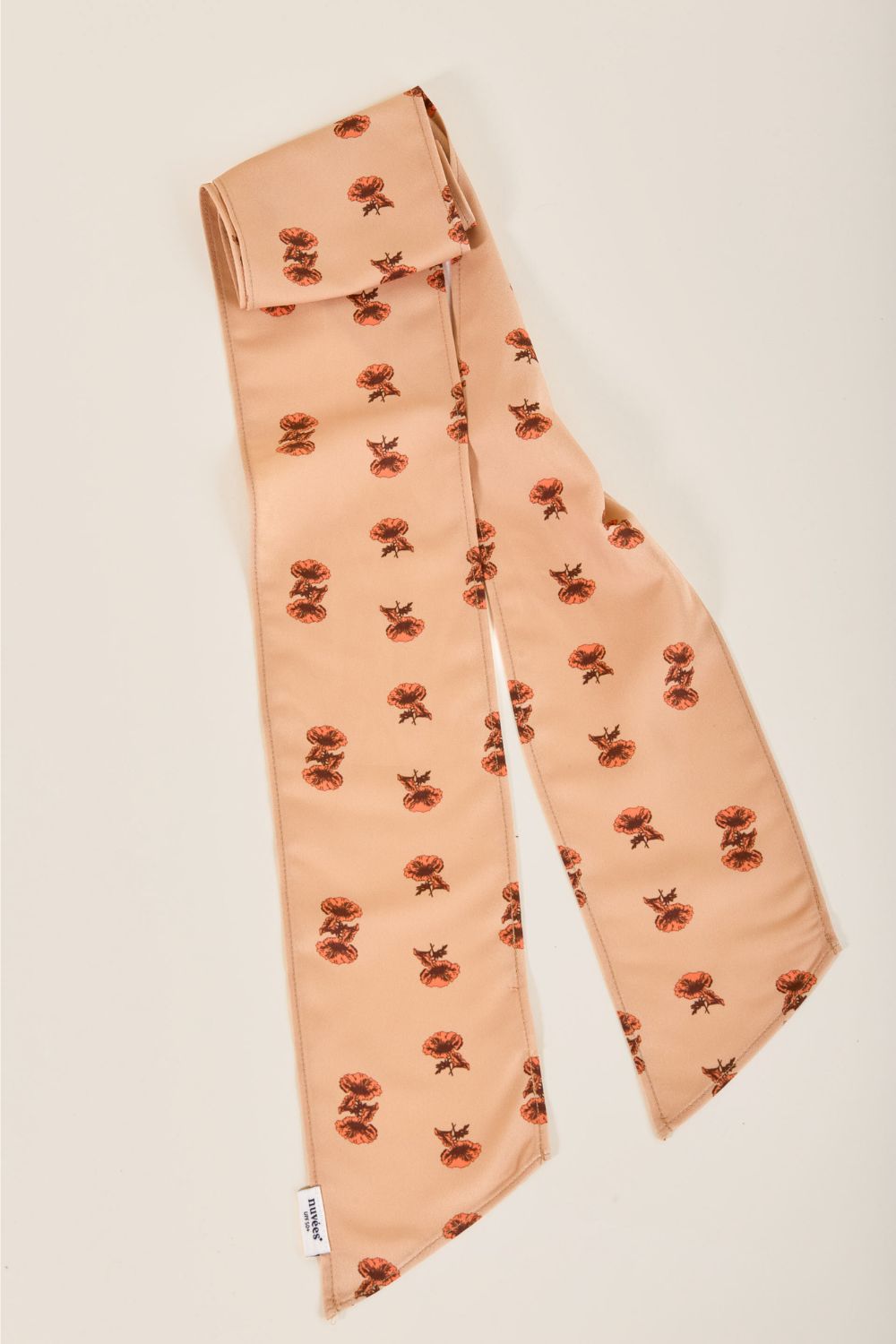 Foulard anti-UV beige à fleurs pour femme, parfait pour accessoiriser un chapeau, offrant protection solaire UPF50+.