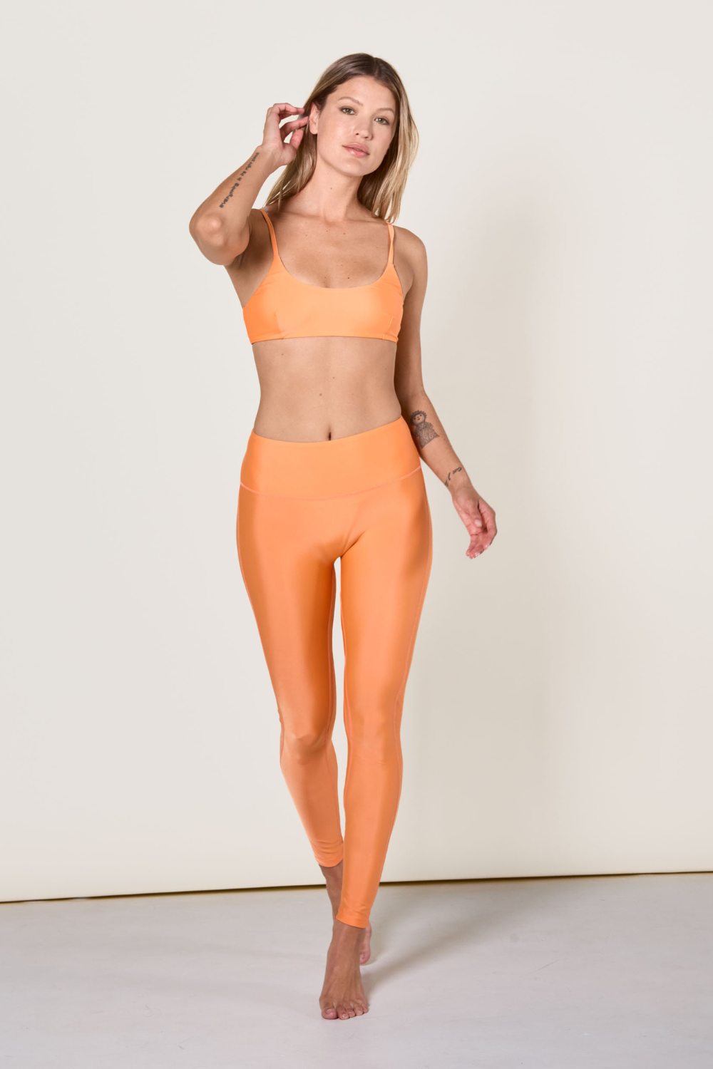 Legging de bain anti-UV orange pour femme, certifié UPF 50+, offrant protection solaire et confort optimal.