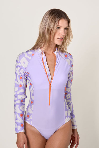 Maillot de bain anti-UV pour femme, manches longues et UPF 50+, design floral violet, idéal pour la plage.