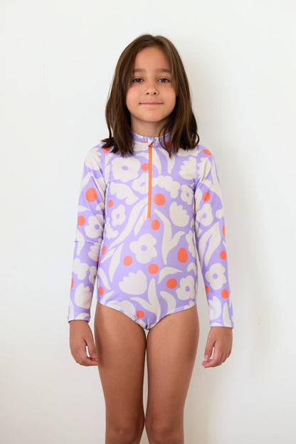 Maillot de bain anti-UV pour fille, motif floral violet, manches longues et UPF 50+ pour une protection efficace.