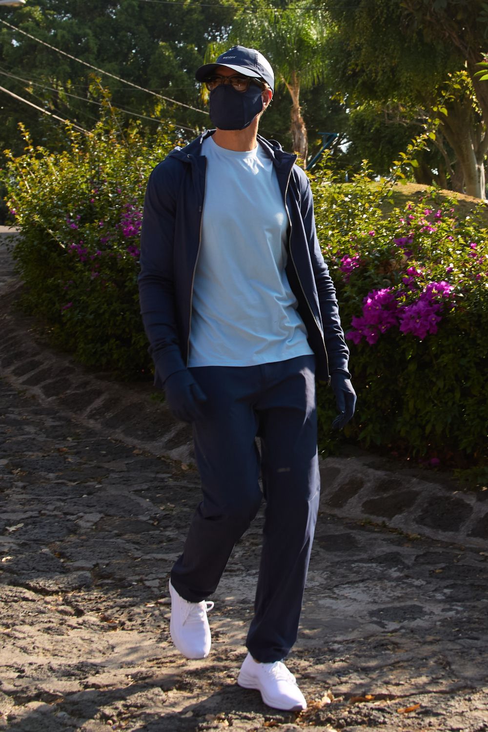 Homme portant un pantalon anti-UV bleu avec t-shirt léger, idéal pour la protection solaire UPF 50+ lors d'activités extérieures.