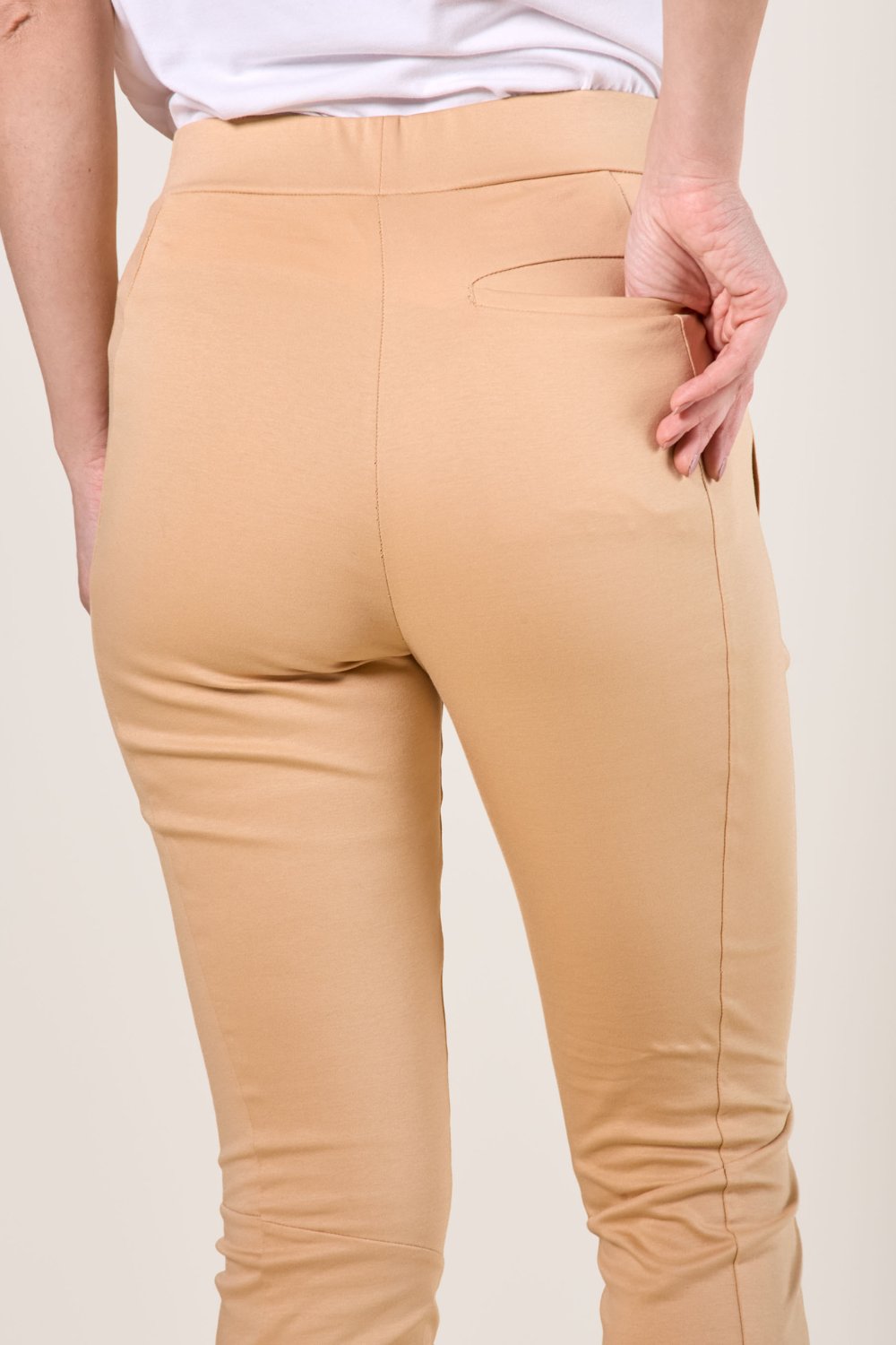 Pantalon anti-UV beige pour femme, léger et élégant, conçu pour une protection solaire UPF 50+ lors d'activités de plein air.