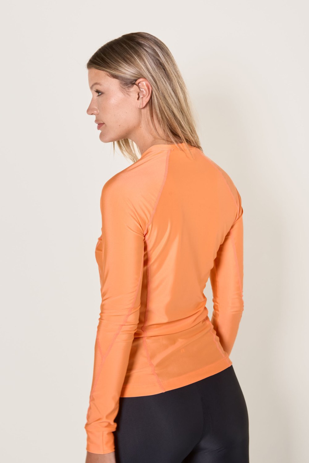 T-shirt anti-UV orange à manches longues, parfait pour la plage et les activités aquatiques, certifié UPF 50+.