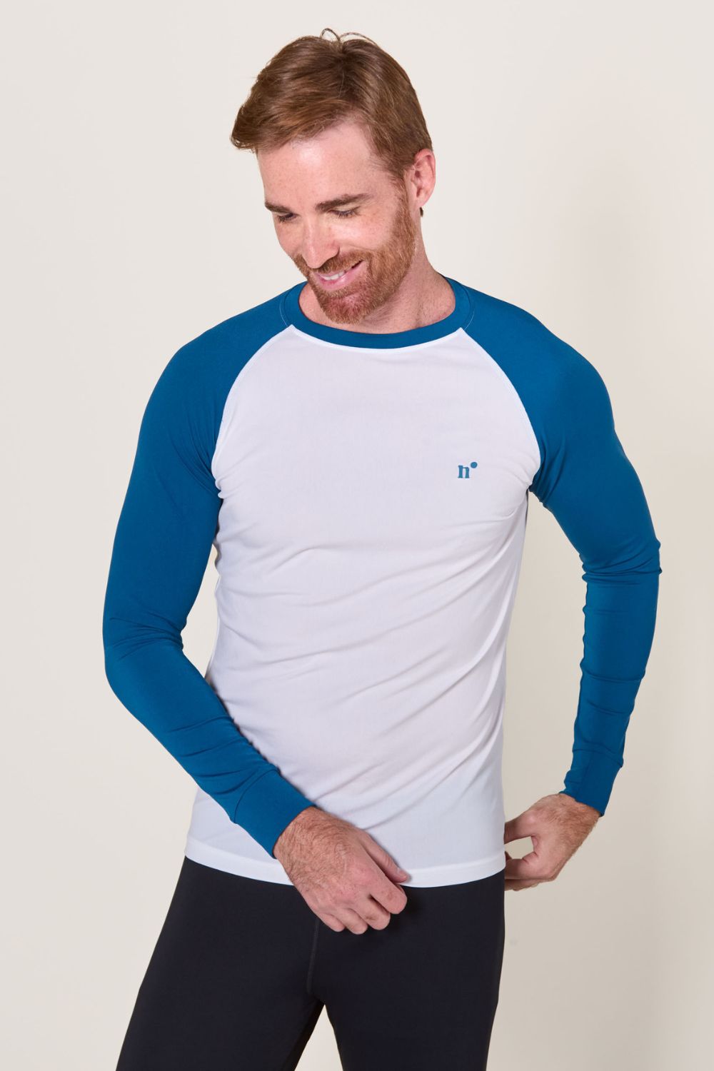 T-shirt de bain anti-UV blanc et bleu pour homme, manches longues, certifié UPF 50+ pour protection solaire.