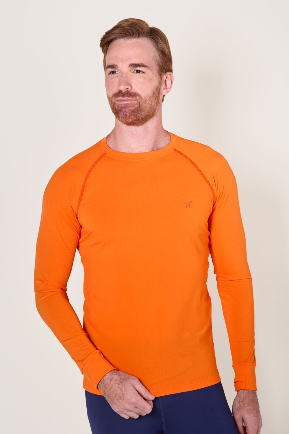 T-shirt de bain anti-UV orange pour homme, manches longues, certifié UPF 50+, confortable et respirant.