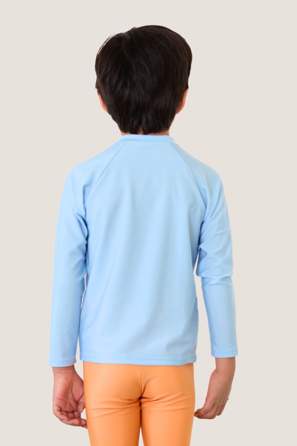 T-shirt de bain anti-UV bleu pour enfant, manches longues et tissu léger, offrant une protection solaire UPF 50+.