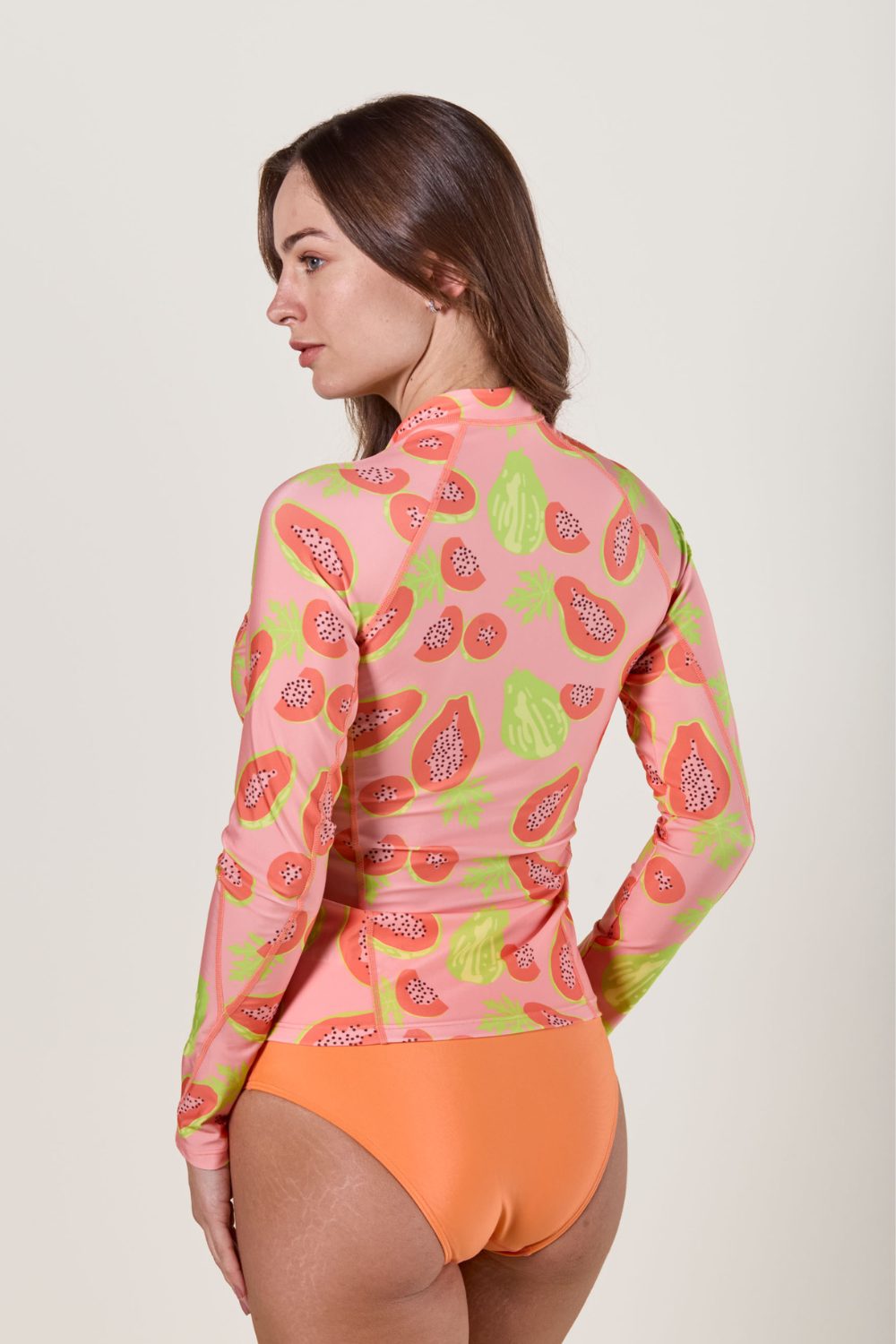 Veste de bain anti-UV à motifs fruits, manches longues et protection solaire pour femme.