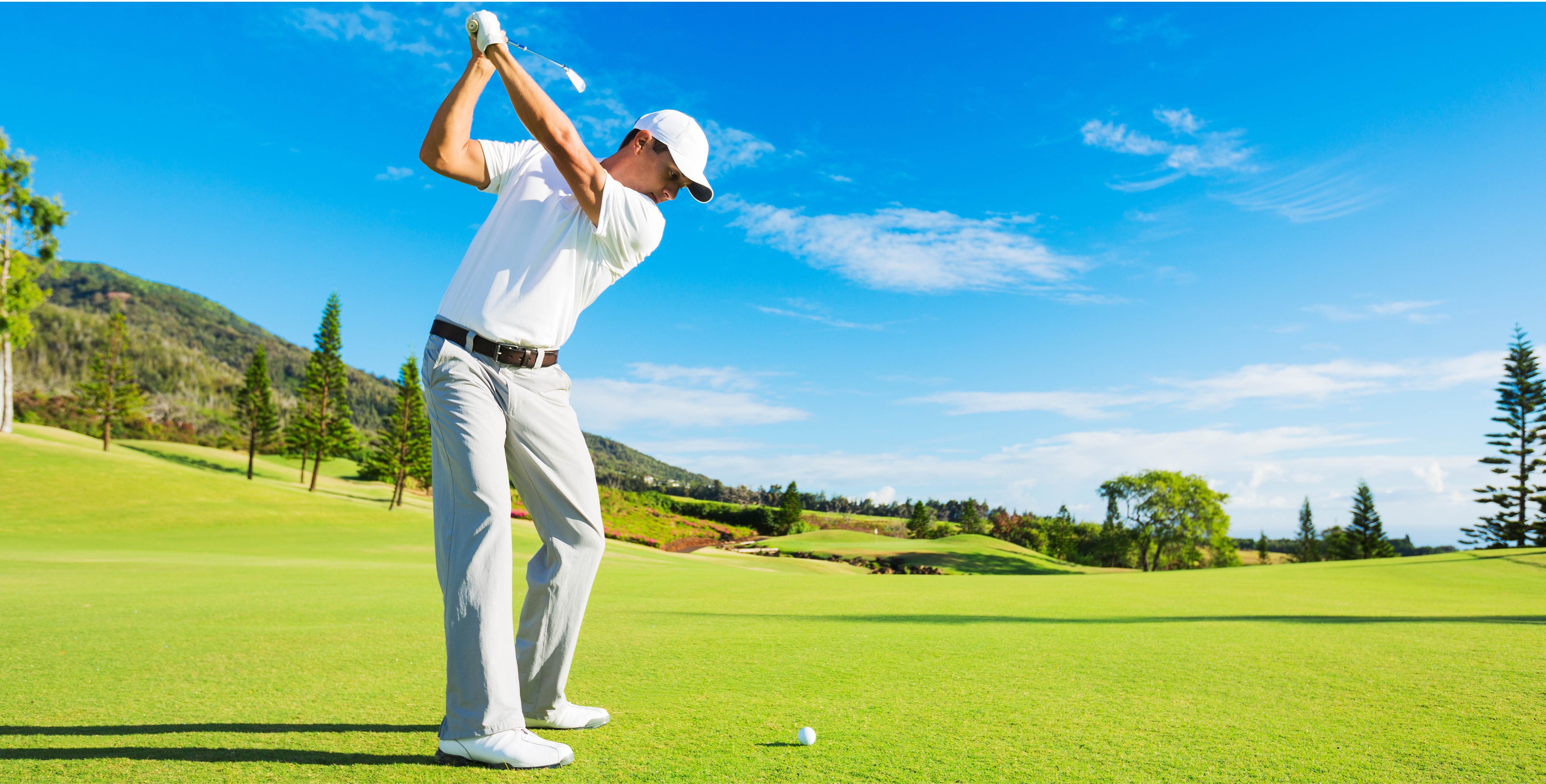 Homme jouant au golf et portant des vêtements anti-UV et une casquette