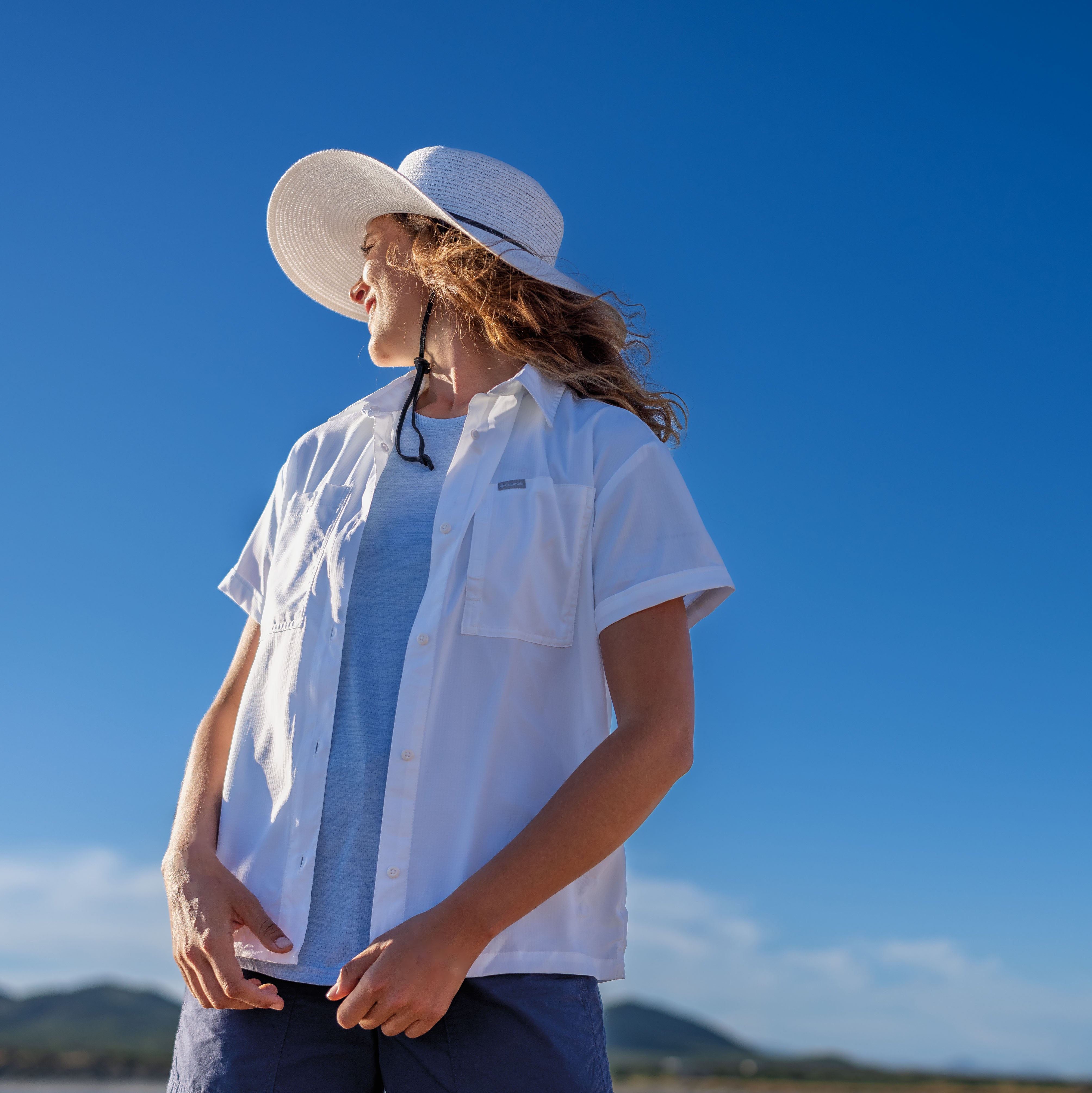 Femme portant une chemise et un chapeau anti-UV